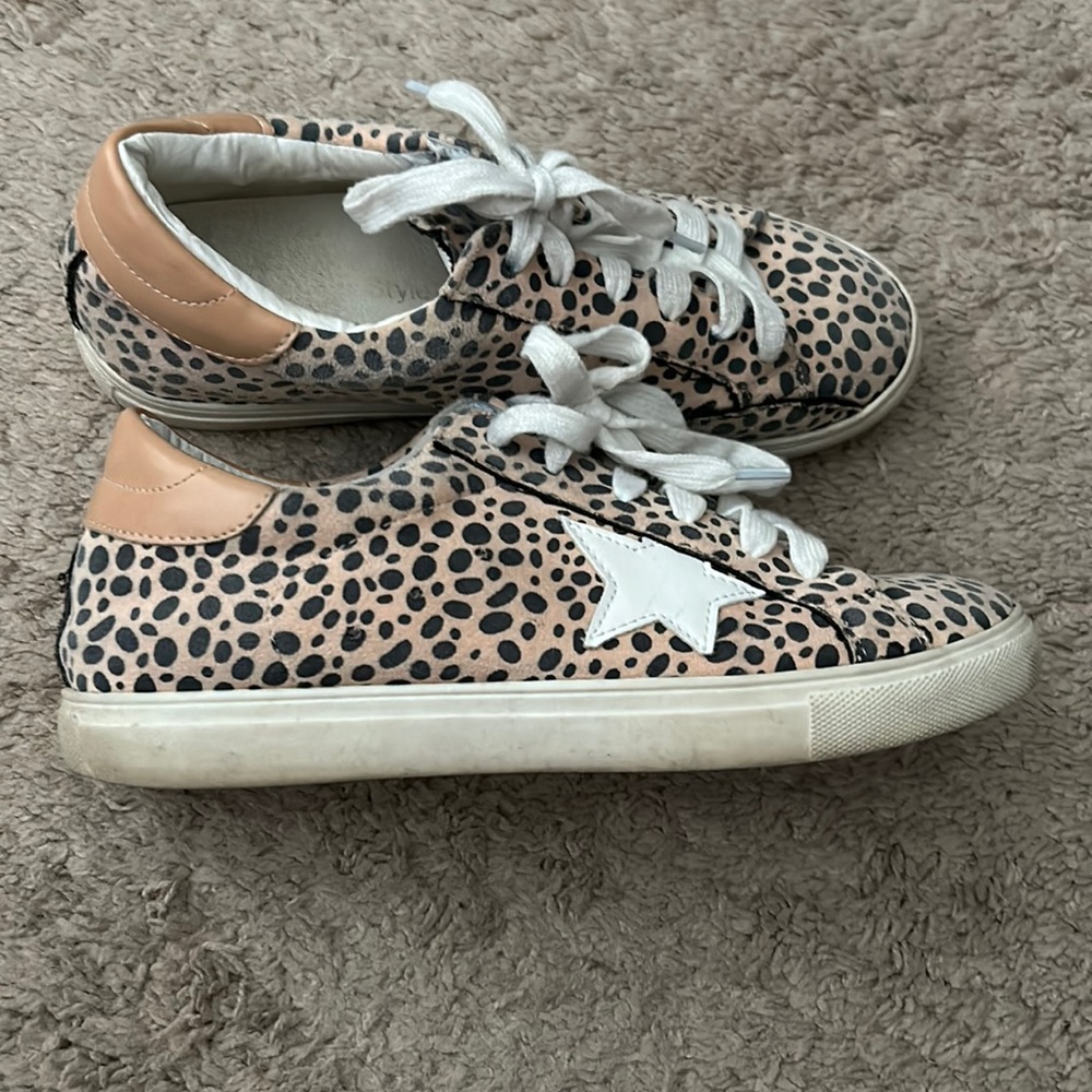 Cute shoes says 7 1/2 runs a little small